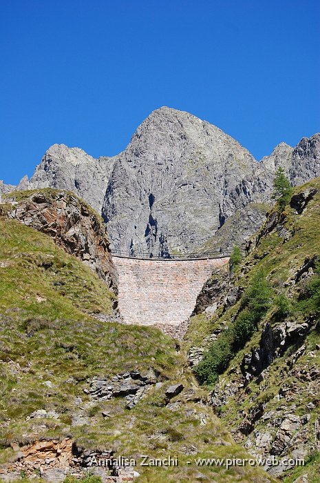 29 La mole dell'Aga spunta dallo sbarramento del lago del Diavolo.JPG